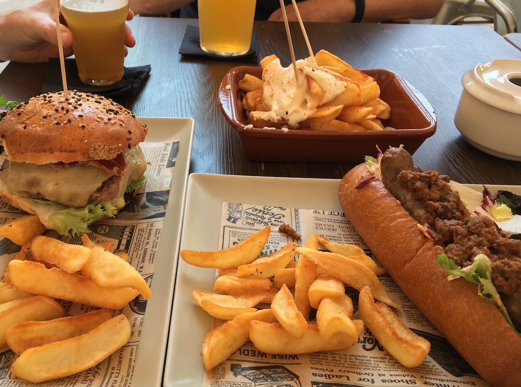 Tyris-burgers-bravas-and-dogs