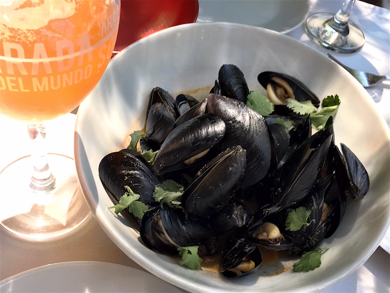 Clóchinas clotxinas red curry sauce Crudo Bar Valencia