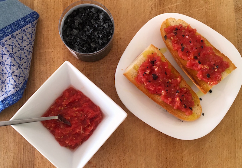 Pan con tomato black sea salt