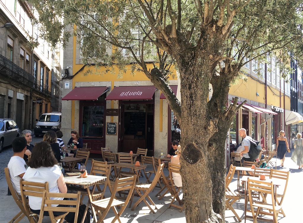 aduela taberna patio porto portugal