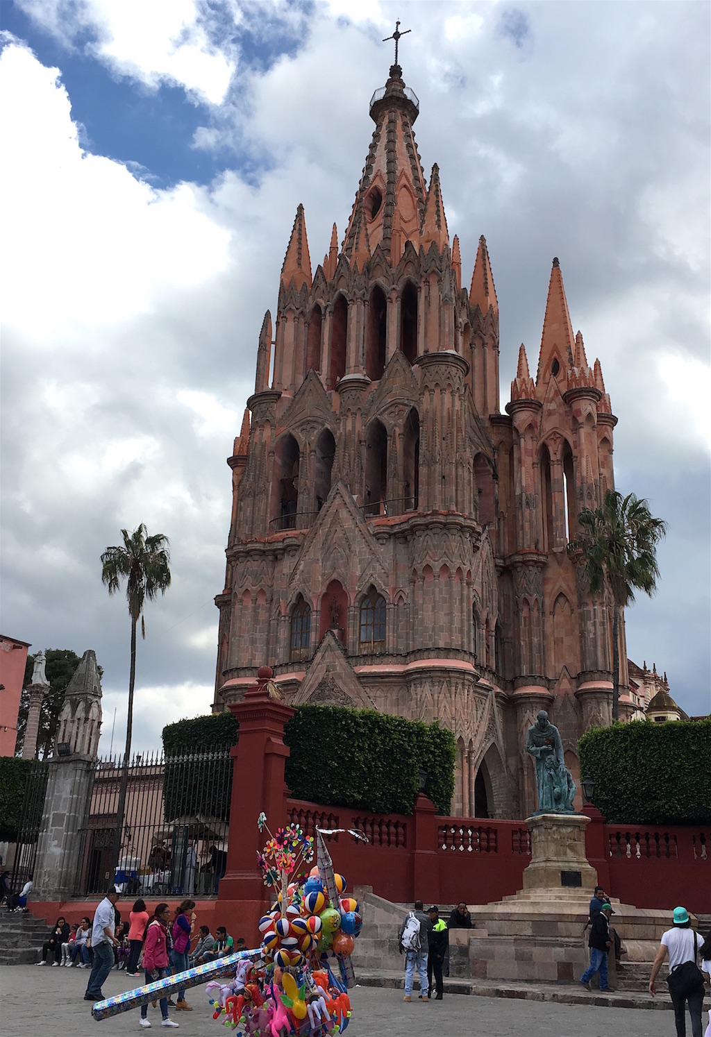 La Parroquia de San Miguel Arcángel with balloons