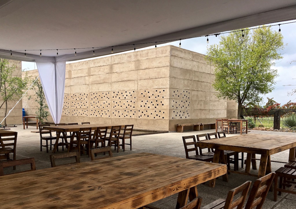 cuna de tierra outside terrace